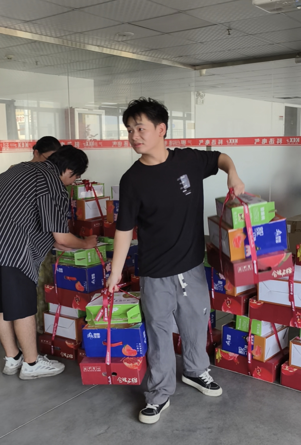 Par-Automboon ပွဲတော်အတွက်ပွဲတော်များတွင် Kexun Electric သည် 0 န်ထမ်းတိုင်းအတွက်လက်ရာမြောက်သောလက်ဆောင်သေတ္တာများကိုပြင်ဆင်ခဲ့သည်။