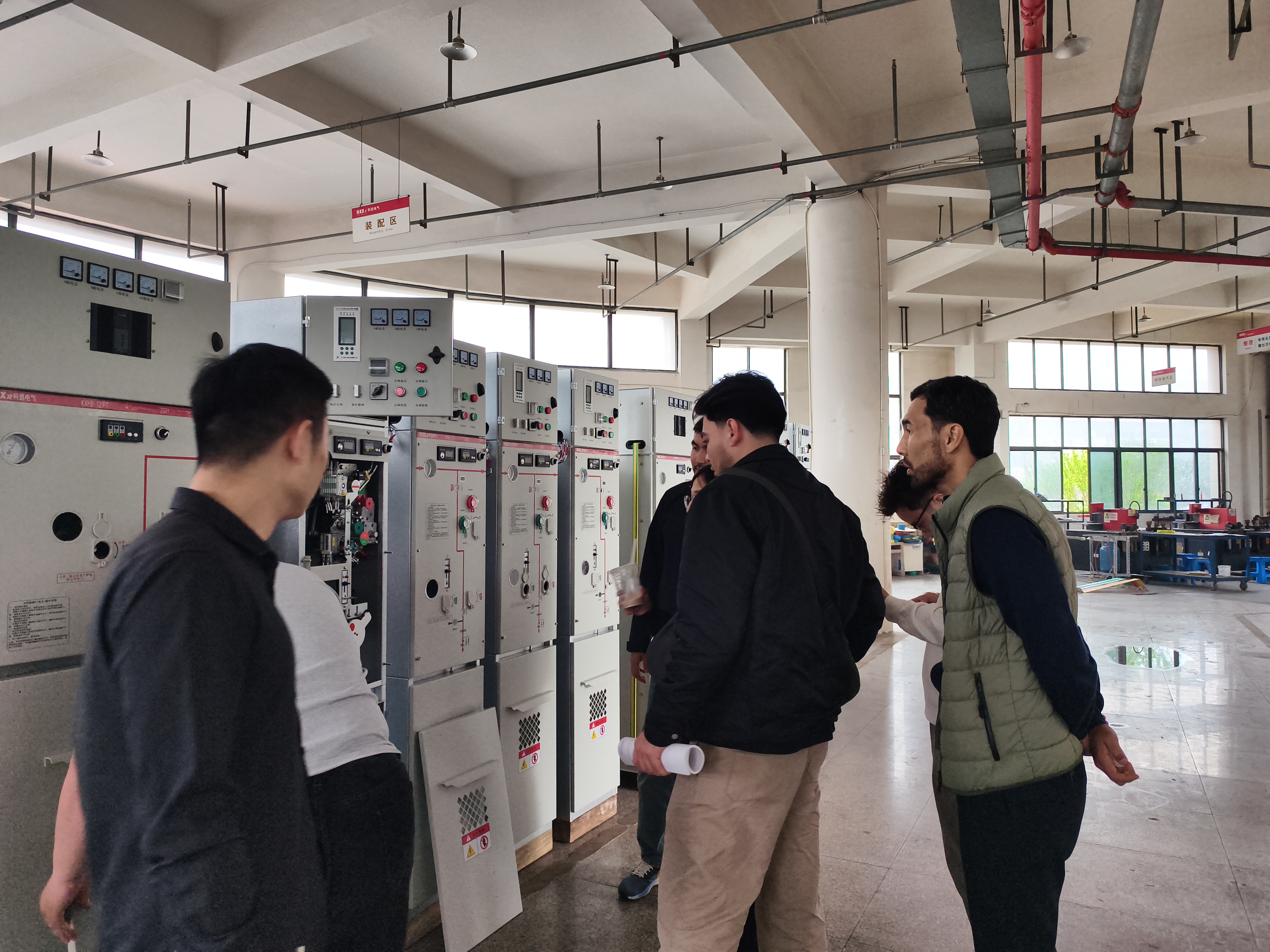 ကာဇက်စတန် ဖောက်သည်များသည် Kexun Electric ၏ ဗို့အားမြင့် ဓာတ်အားဖြန့်ဖြူးရေး ပစ္စည်းထုတ်လုပ်ရေး အခြေစိုက်စခန်းသို့ သွားရောက်လည်ပတ်သည် ။